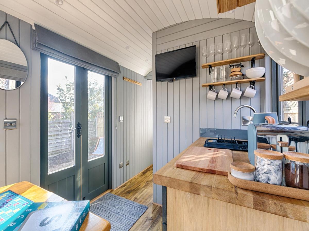 Вилла Pass The Keys Whitstable Shepherds Hut Minutes From The Harbour Экстерьер фото