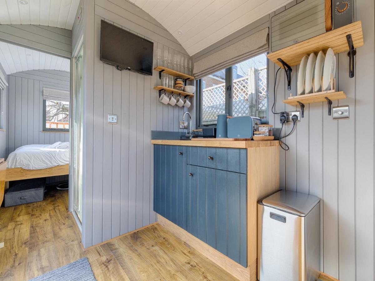 Вилла Pass The Keys Whitstable Shepherds Hut Minutes From The Harbour Экстерьер фото