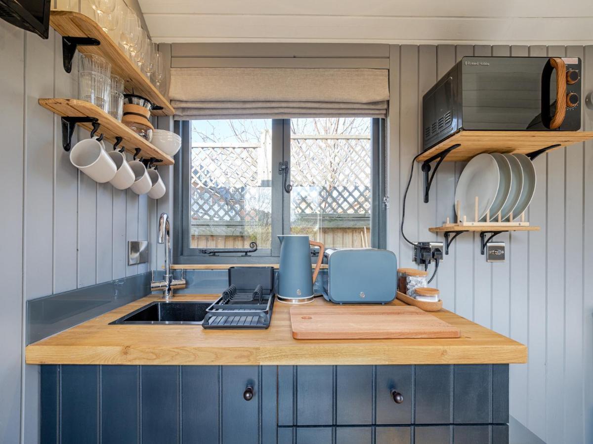 Вилла Pass The Keys Whitstable Shepherds Hut Minutes From The Harbour Экстерьер фото