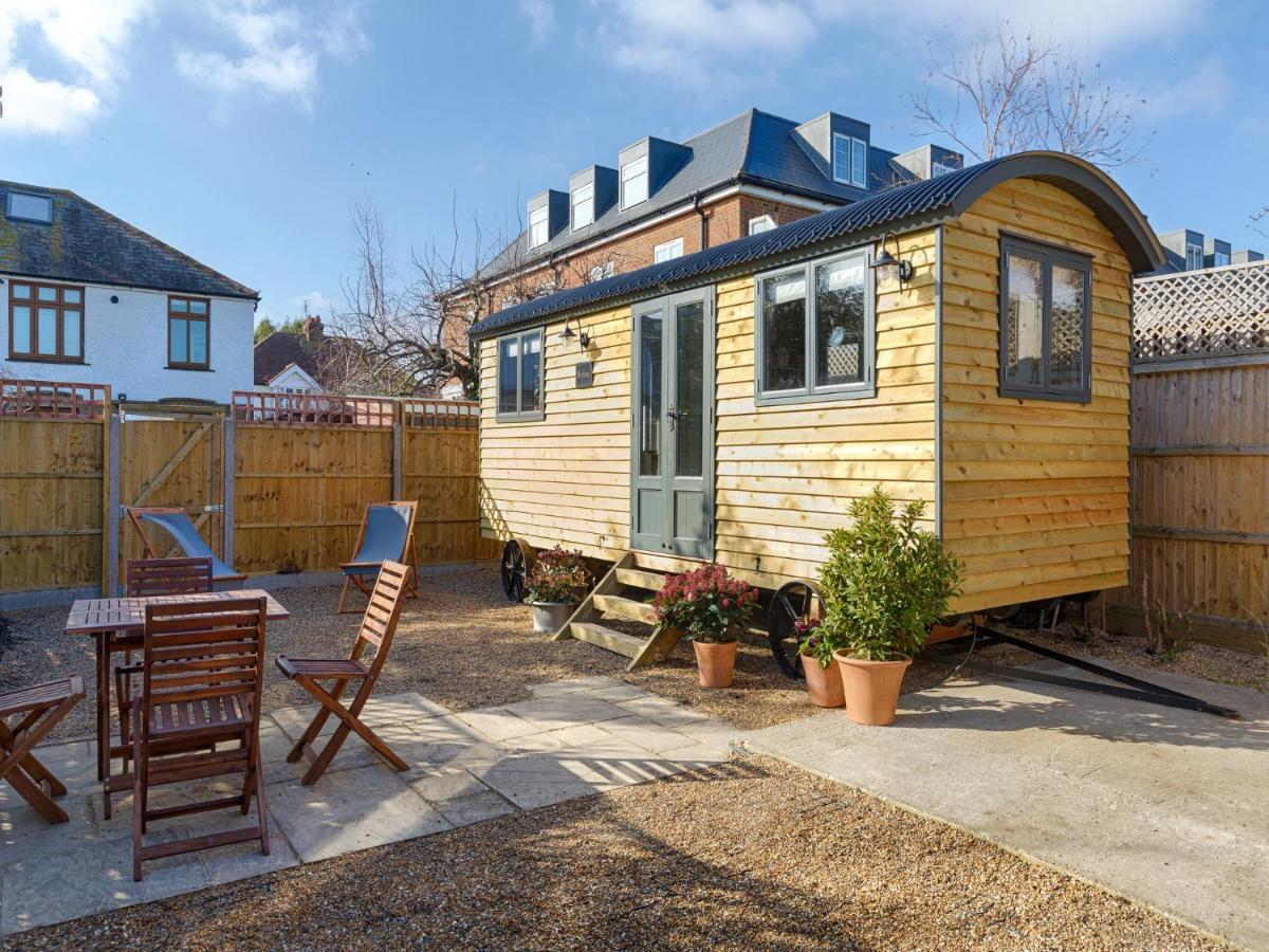 Вилла Pass The Keys Whitstable Shepherds Hut Minutes From The Harbour Экстерьер фото