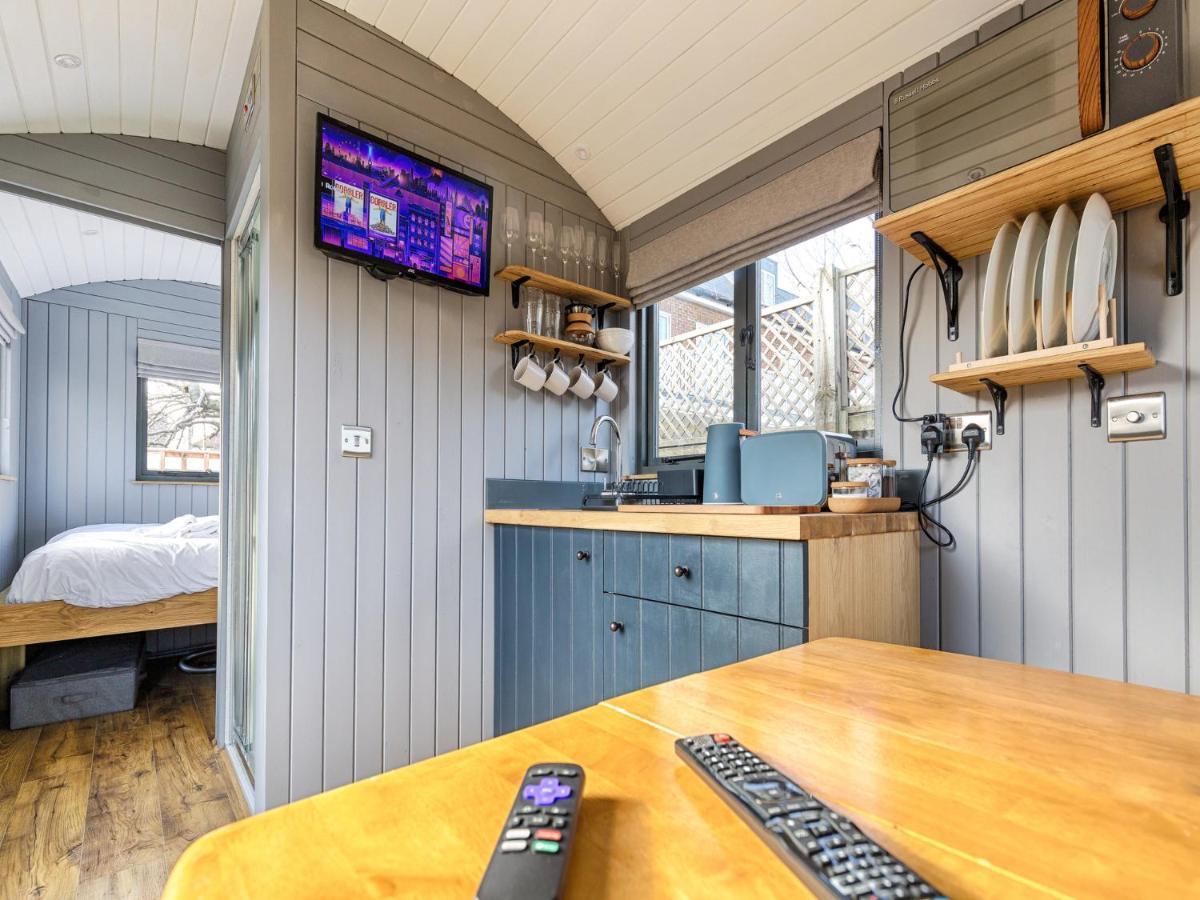 Вилла Pass The Keys Whitstable Shepherds Hut Minutes From The Harbour Экстерьер фото