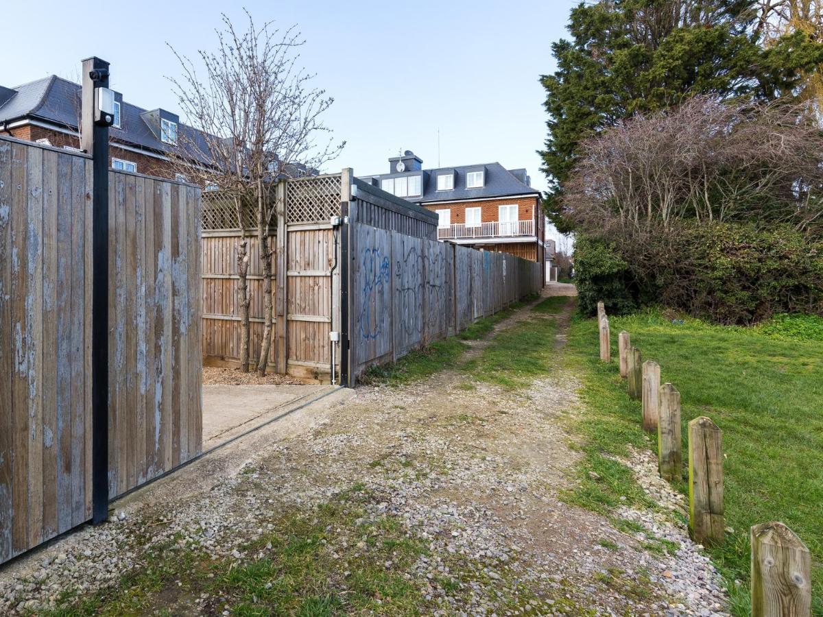 Вилла Pass The Keys Whitstable Shepherds Hut Minutes From The Harbour Экстерьер фото